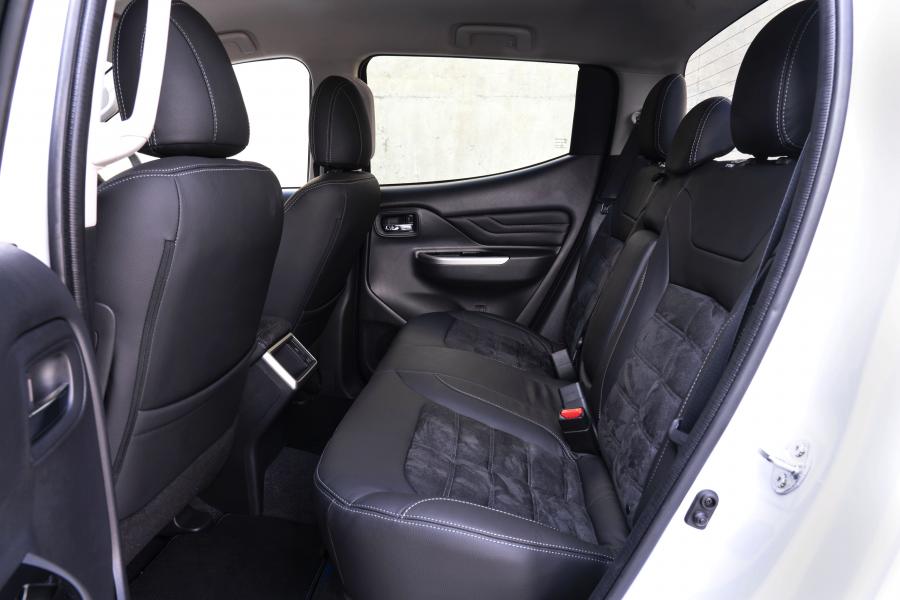 Интерьер Mitsubishi L200 Barbarian X Double Cab 2019 года  (UK) (фото 25 из 40)